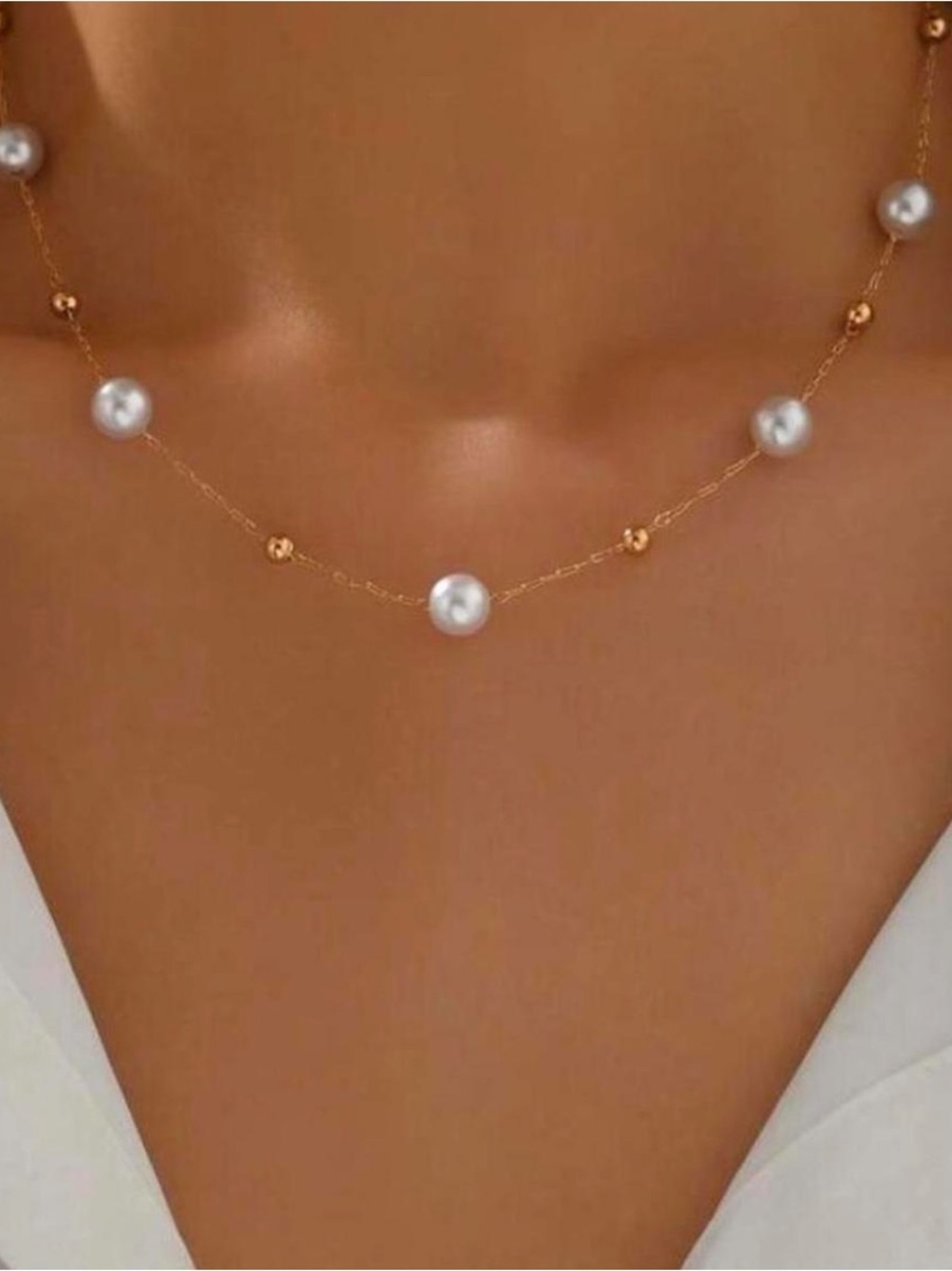 Gold pearl necklace